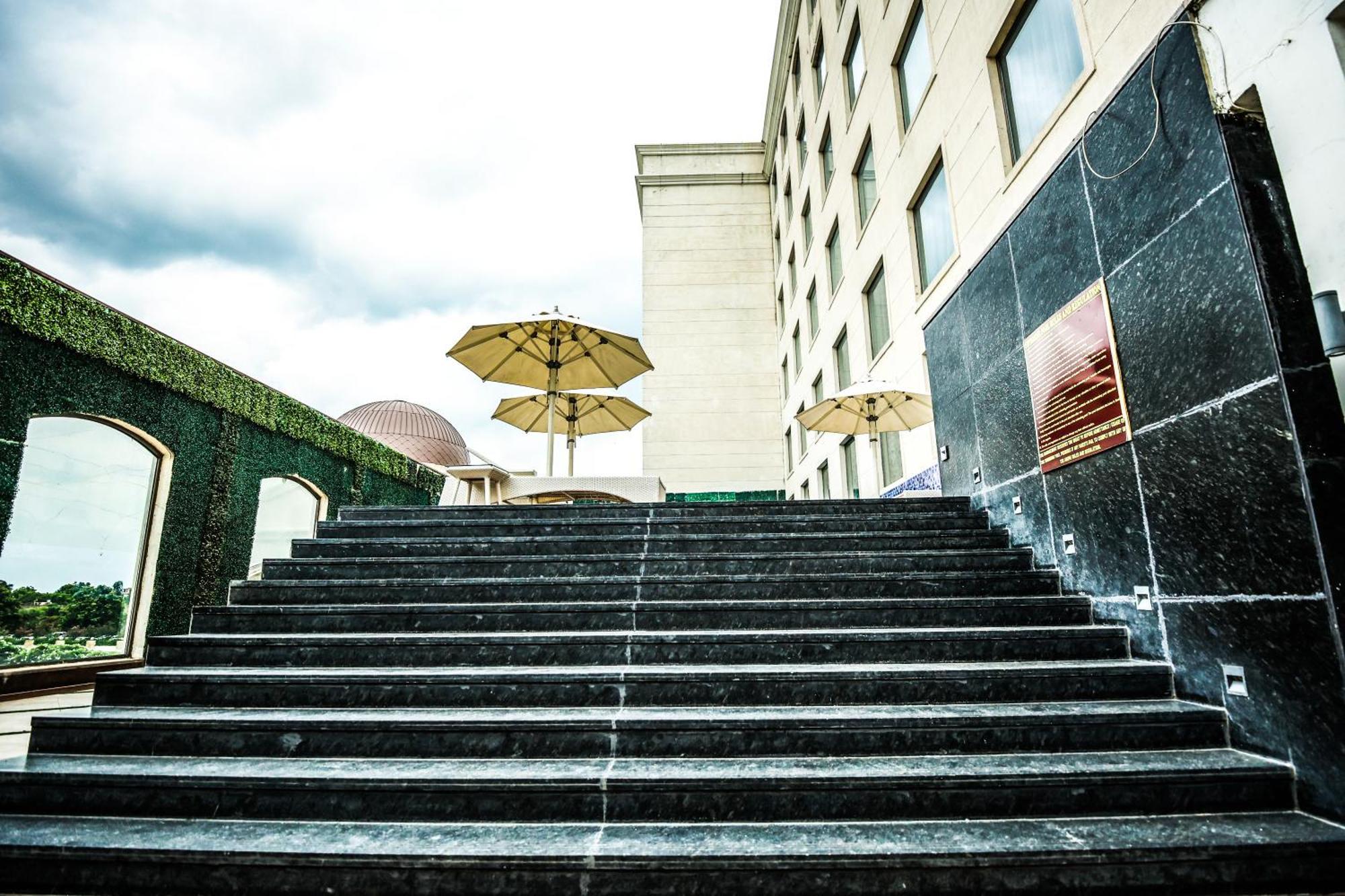 Ramada Plaza By Wyndham Lucknow Hotel Ngoại thất bức ảnh