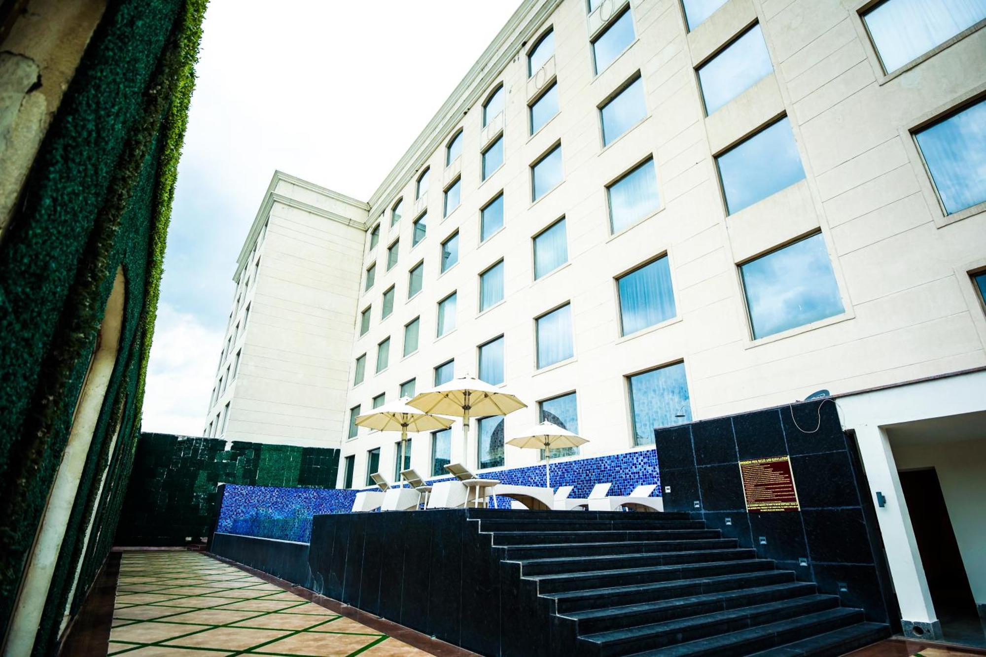 Ramada Plaza By Wyndham Lucknow Hotel Ngoại thất bức ảnh