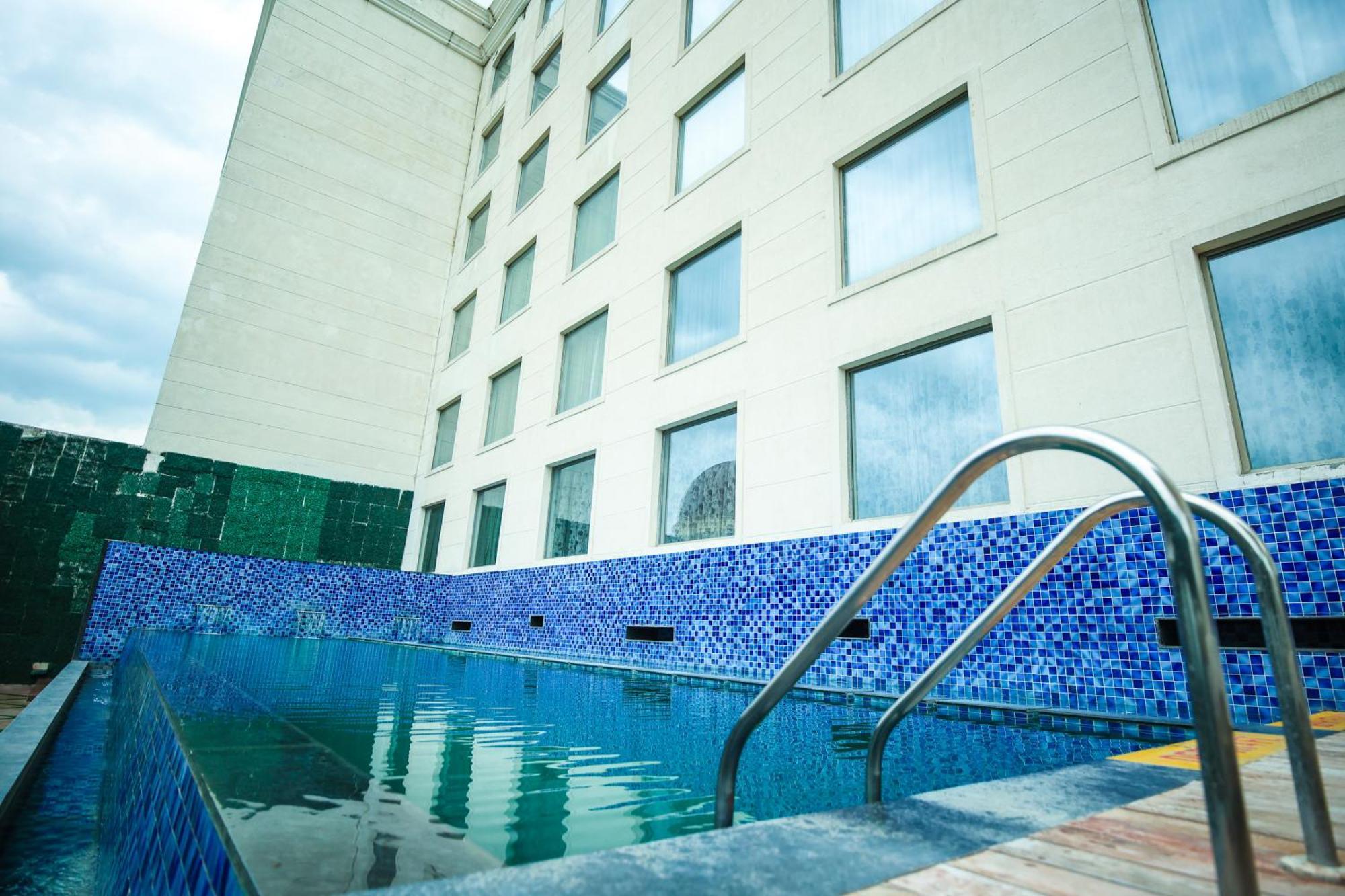 Ramada Plaza By Wyndham Lucknow Hotel Ngoại thất bức ảnh