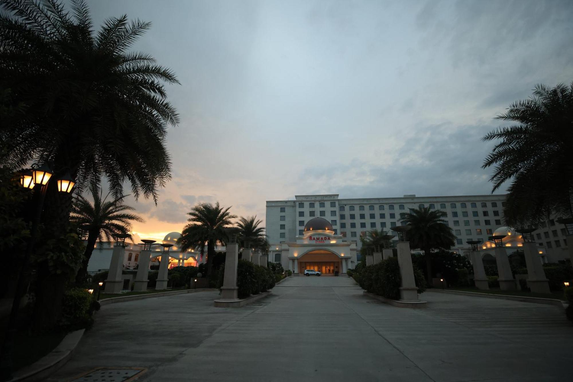 Ramada Plaza By Wyndham Lucknow Hotel Ngoại thất bức ảnh