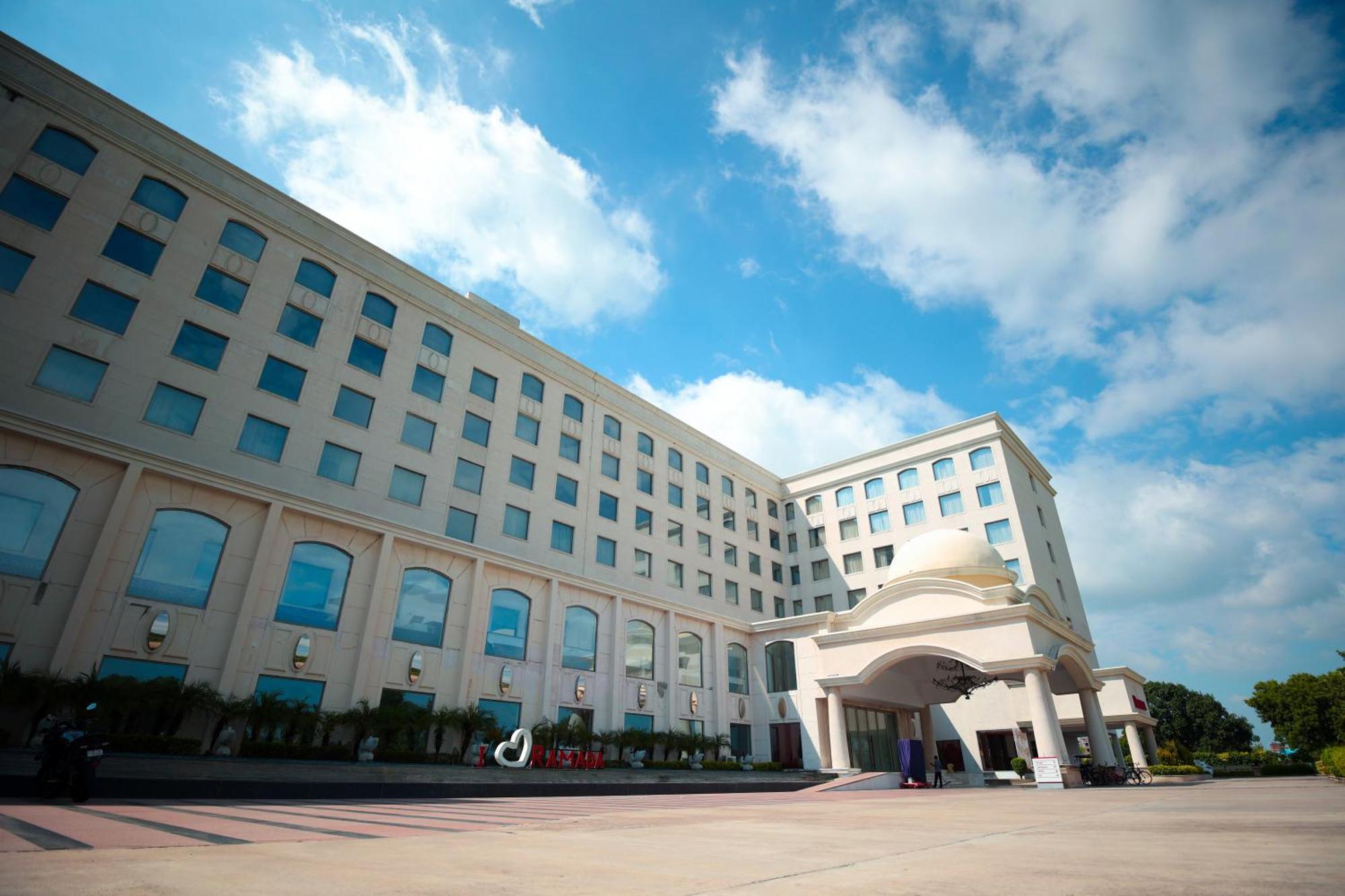Ramada Plaza By Wyndham Lucknow Hotel Ngoại thất bức ảnh